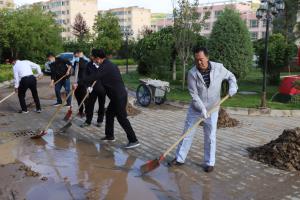 党员干部齐争先暴雨过后除淤泥