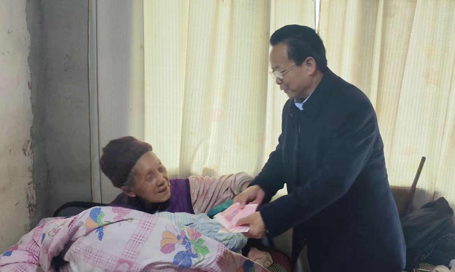 心系联系户 情暖帮扶村何世刚走访慰问帮扶特困供养户及驻村帮扶队