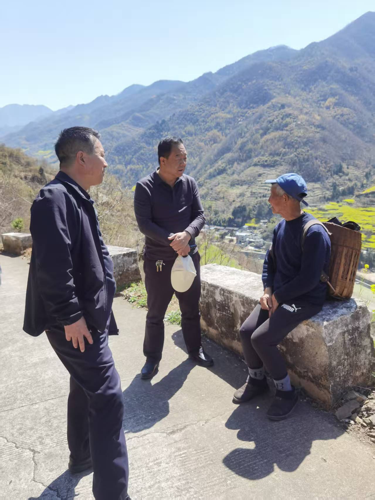 心系联系户，情暖帮扶村