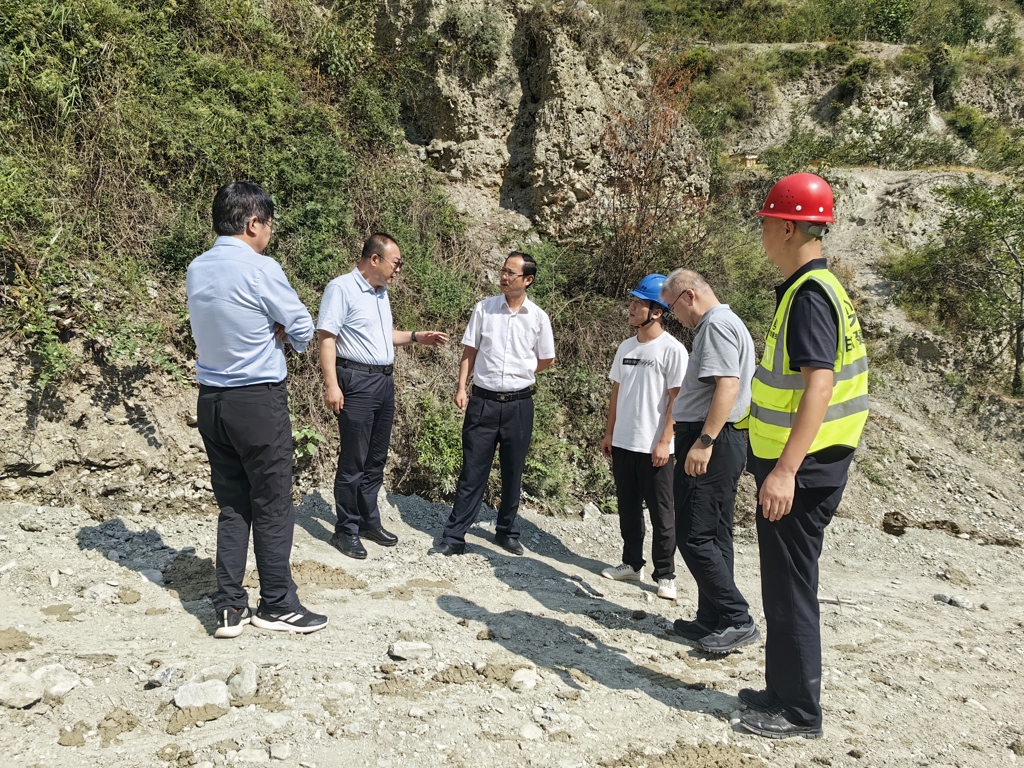 冯兴平在博峪河管护中心督导检查森林防火应急道路建设项目